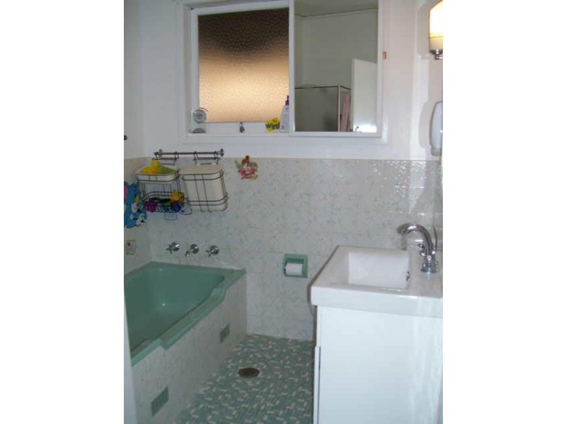 31 Angle Rd, Leumeah NSW 2560
