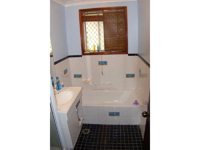 2 Demetrius Rd, Rosemeadow NSW 2560