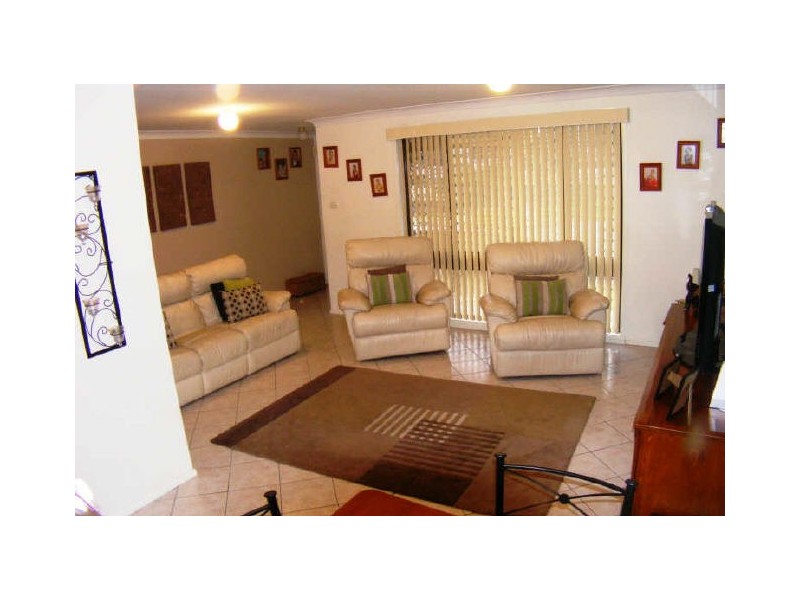 191 Copperfield Drive, Rosemeadow NSW 2560