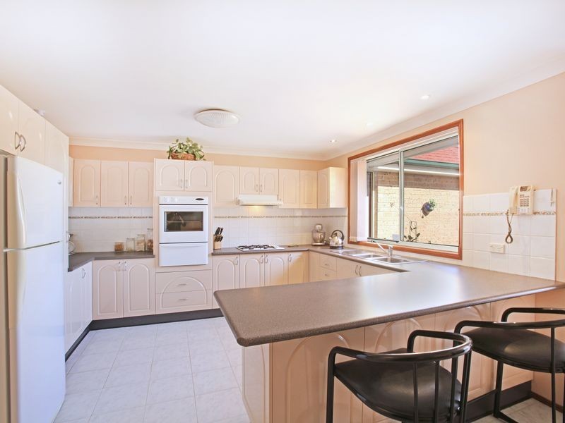 6 Quinion Pl, Ambarvale NSW 2560