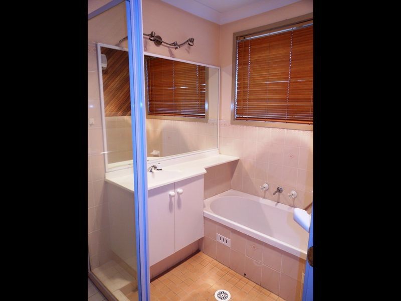 12 Alyan Pl, St Helens Park NSW 2560