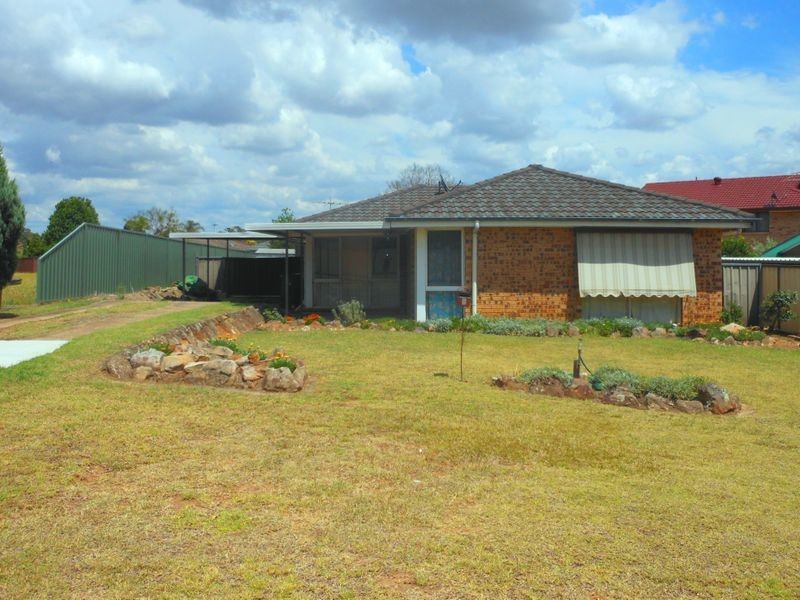 8 Curl Curl Pl, Woodbine NSW 2560