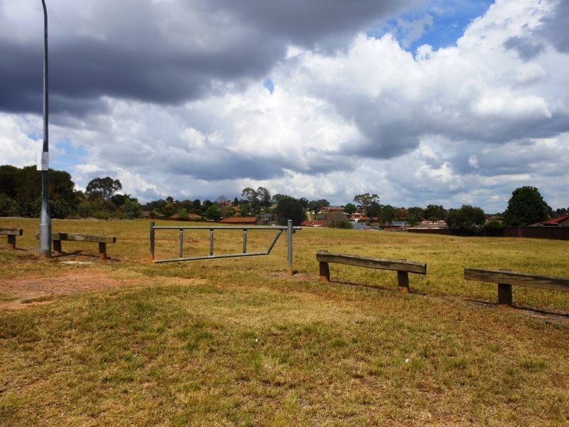 8 Curl Curl Pl, Woodbine NSW 2560