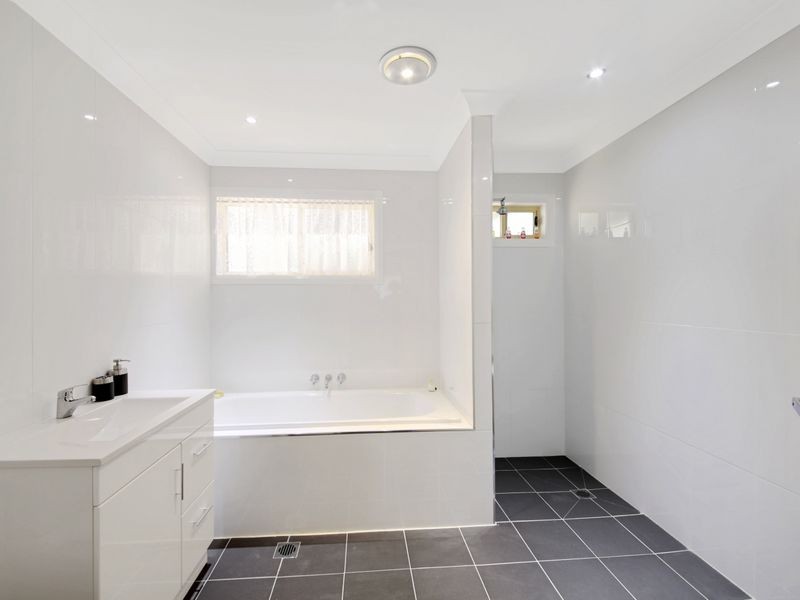 114 Chasselas Ave, Eschol Park NSW 2558