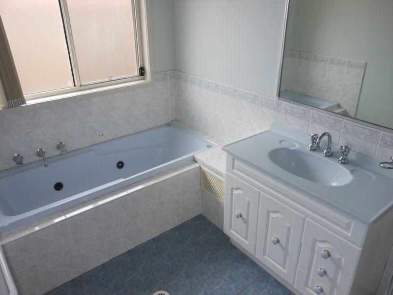 19B Meredith Cres, St Helens Park NSW 2560