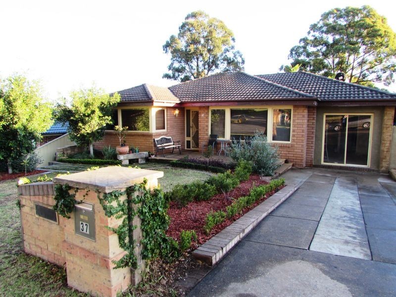 37 Pinaroo Cres, Bradbury NSW 2560