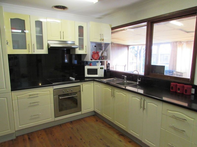 37 Pinaroo Cres, Bradbury NSW 2560