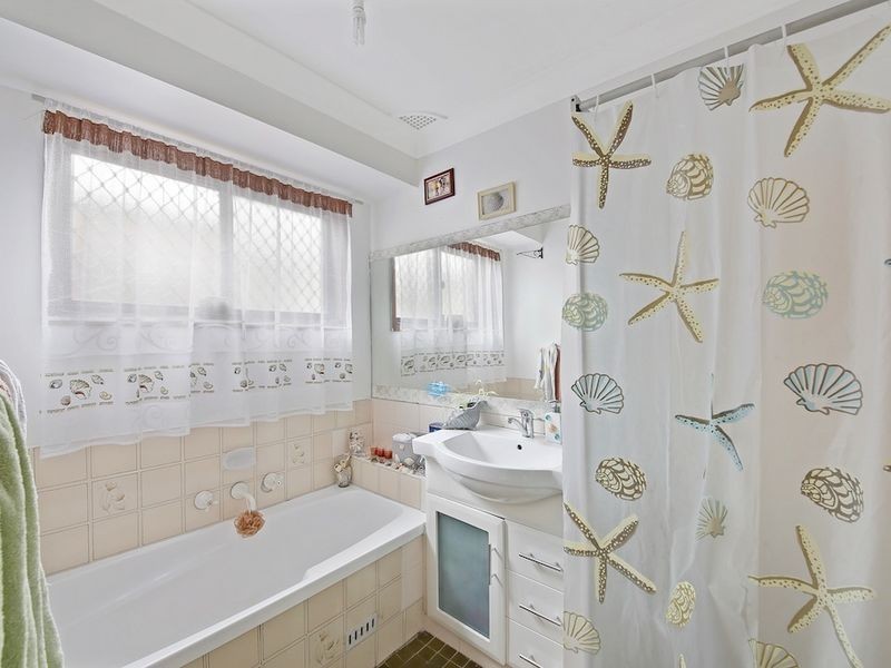 187 Copperfield Dr, Rosemeadow NSW 2560