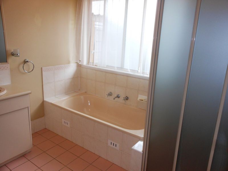 9 Meredith Cres, St Helens Park NSW 2560