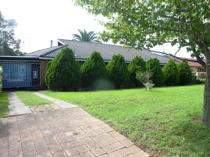 8 Wandarra Cres, Bradbury NSW 2560