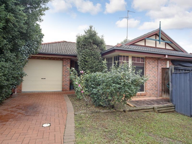 8 Dwyer Pl, St Helens Park NSW 2560