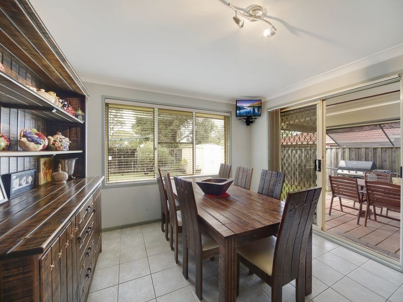 8 Dwyer Pl, St Helens Park NSW 2560