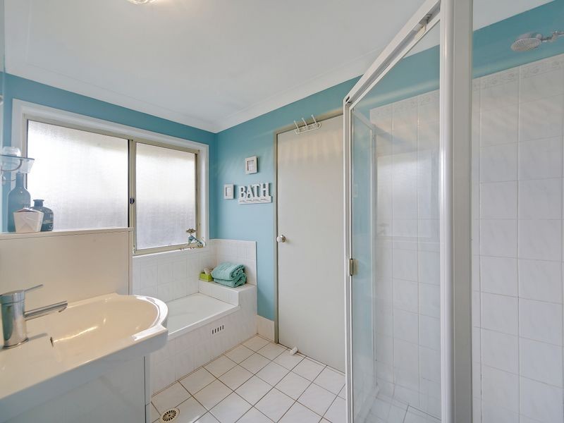 8 Dwyer Pl, St Helens Park NSW 2560