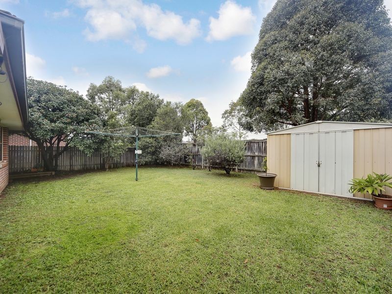 8 Dwyer Pl, St Helens Park NSW 2560