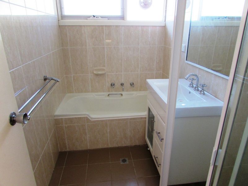 9 Lawn Ave, Bradbury NSW 2560