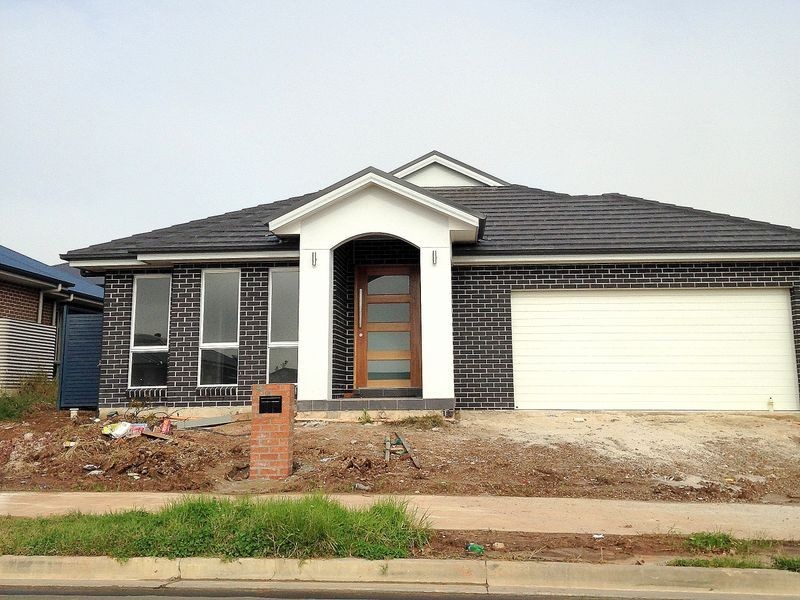 8 Atlee St, Oran Park NSW 2570