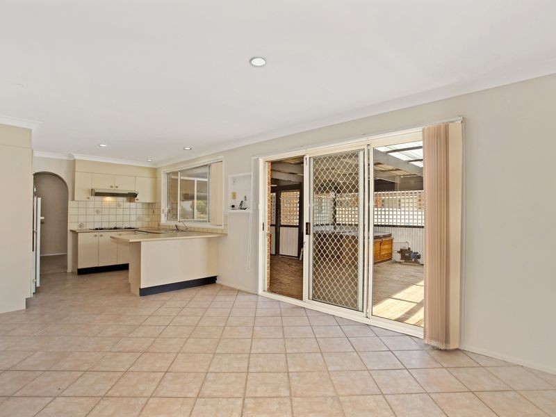 70 Crispsparkle Dr, Ambarvale NSW 2560