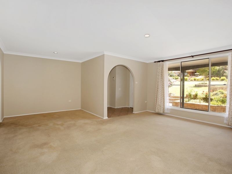 70 Crispsparkle Dr, Ambarvale NSW 2560