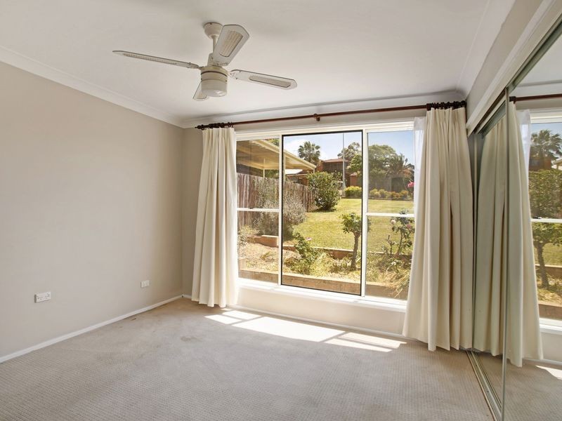 70 Crispsparkle Dr, Ambarvale NSW 2560