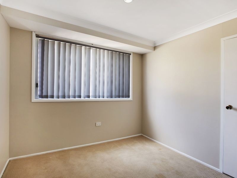 70 Crispsparkle Dr, Ambarvale NSW 2560