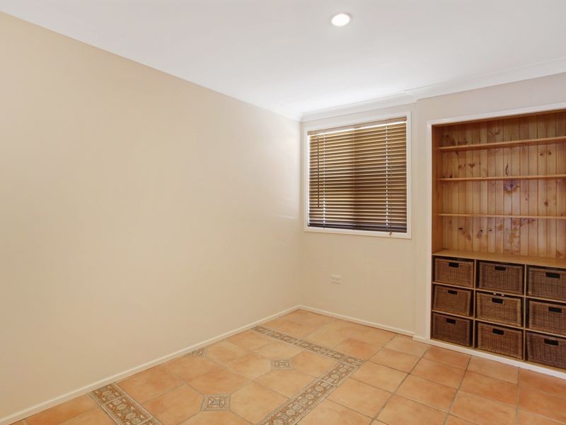 70 Crispsparkle Dr, Ambarvale NSW 2560