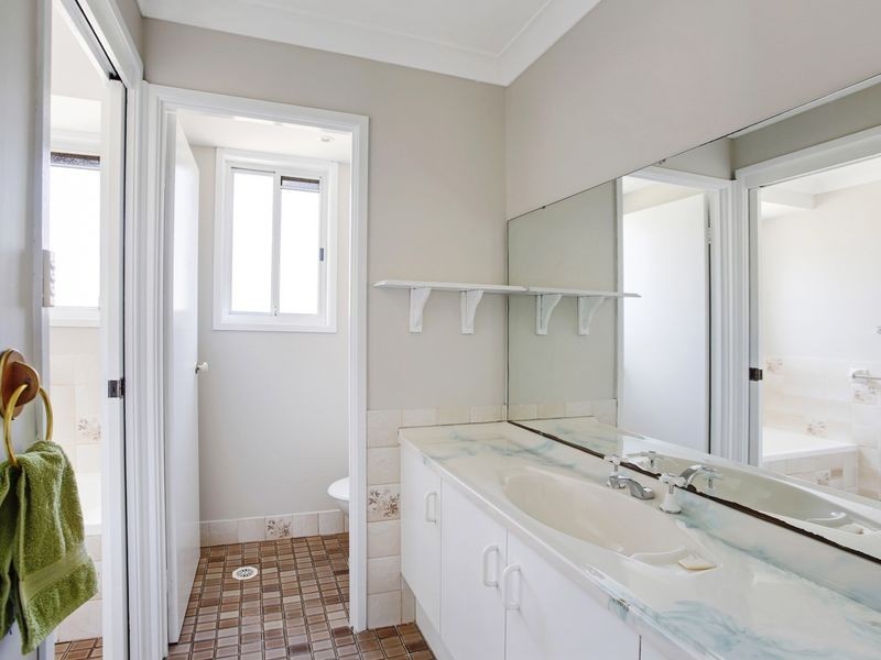 70 Crispsparkle Dr, Ambarvale NSW 2560