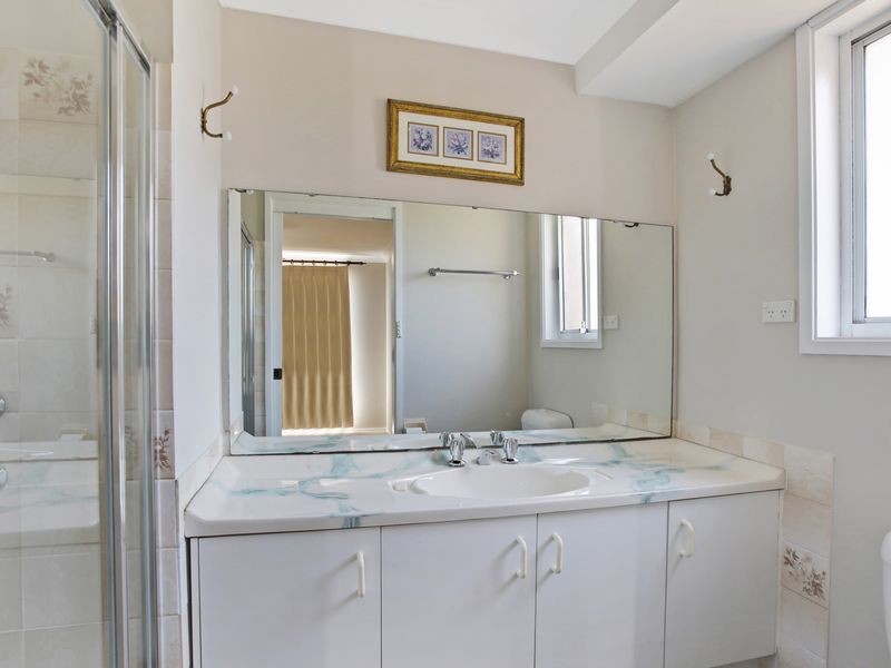 70 Crispsparkle Dr, Ambarvale NSW 2560