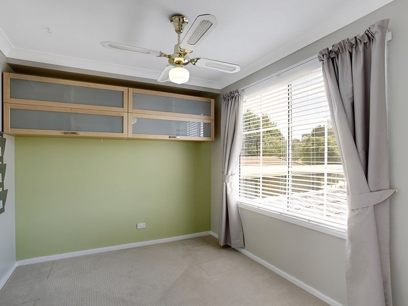 70 Crispsparkle Dr, Ambarvale NSW 2560