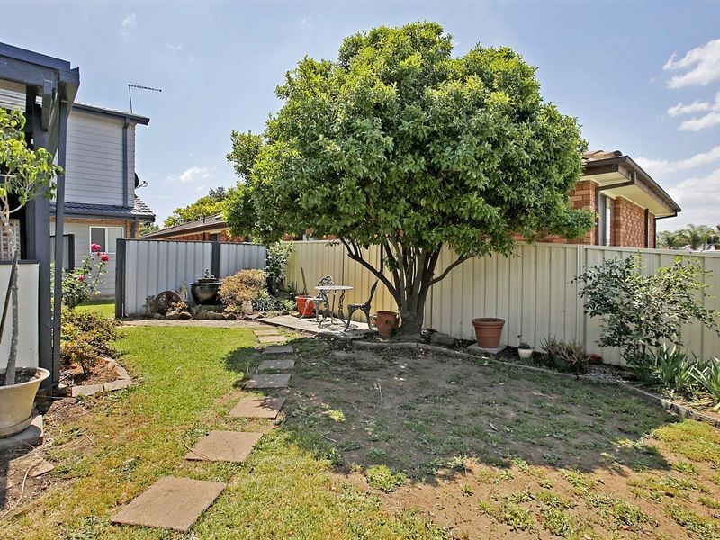 70 Crispsparkle Dr, Ambarvale NSW 2560