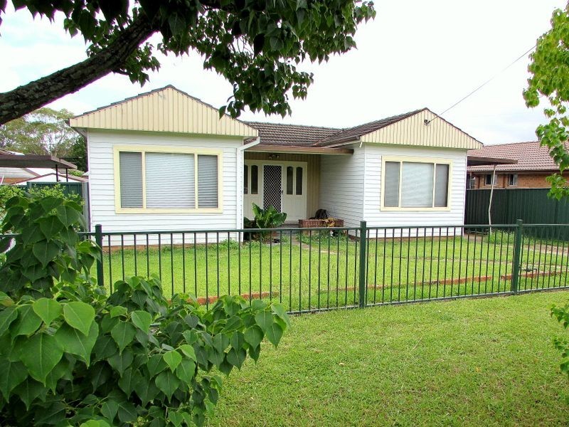9 Foreman St, Glenfield NSW 2167