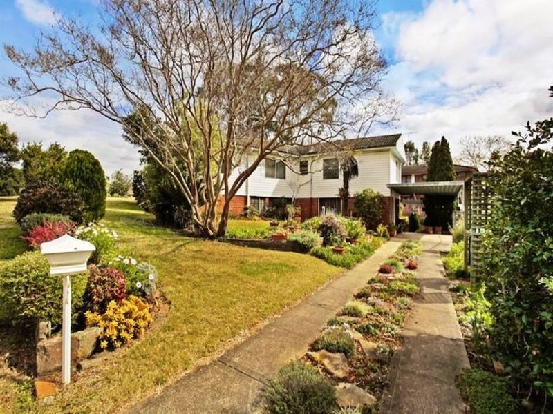9 Hilltop Cres, Campbelltown NSW 2560