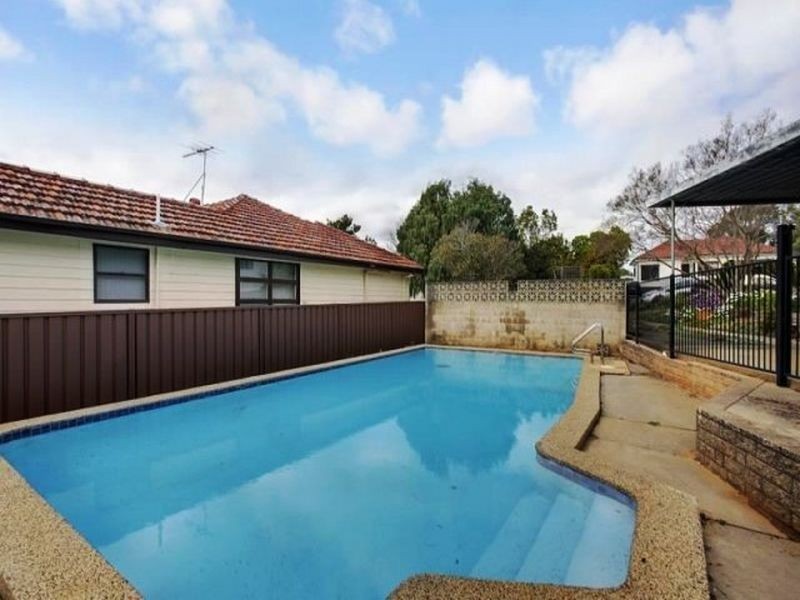 9 Hilltop Cres, Campbelltown NSW 2560