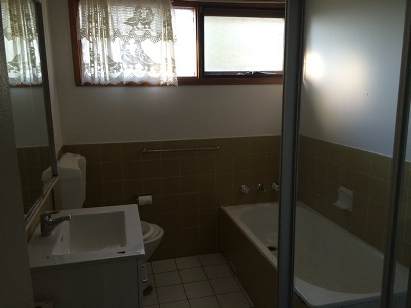 1 Peggotty Ave, Ambarvale NSW 2560