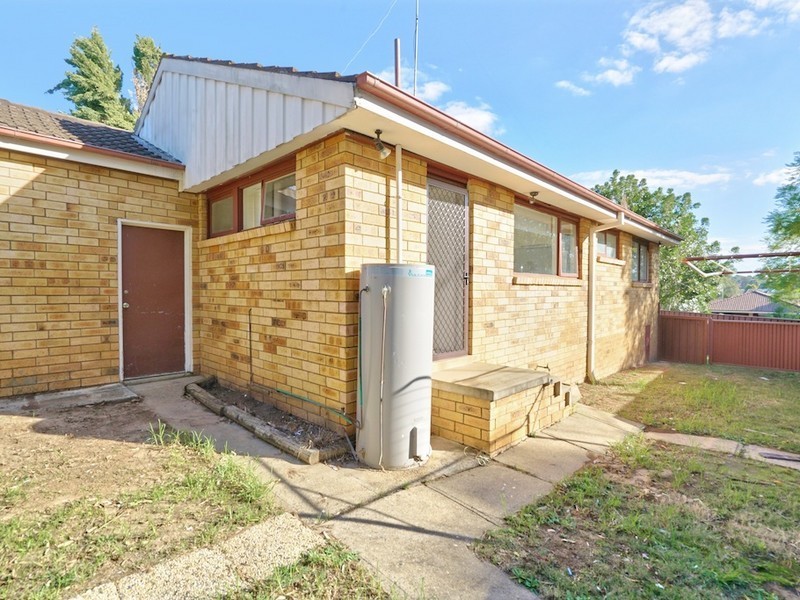 1 Peggotty Avenue, Ambarvale NSW 2560