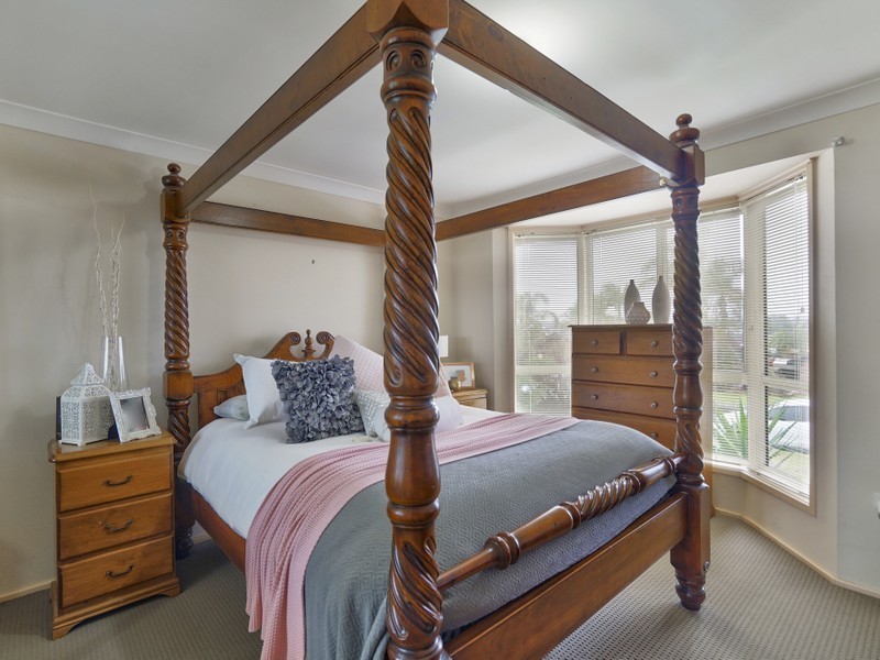 15 Mackenzie Pl, Kearns NSW 2558