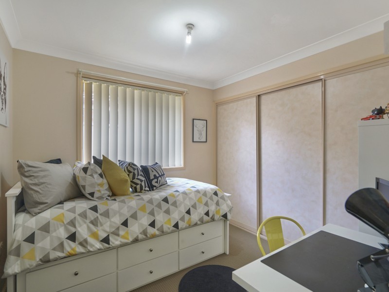 15 Mackenzie Pl, Kearns NSW 2558