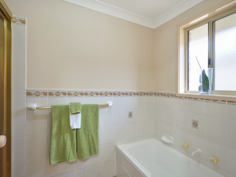 15 Mackenzie Pl, Kearns NSW 2558