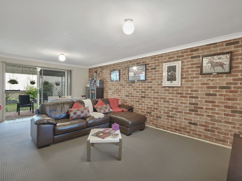 15 Mackenzie Pl, Kearns NSW 2558