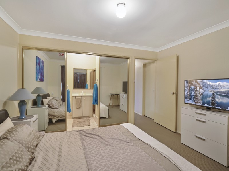 15 Mackenzie Pl, Kearns NSW 2558