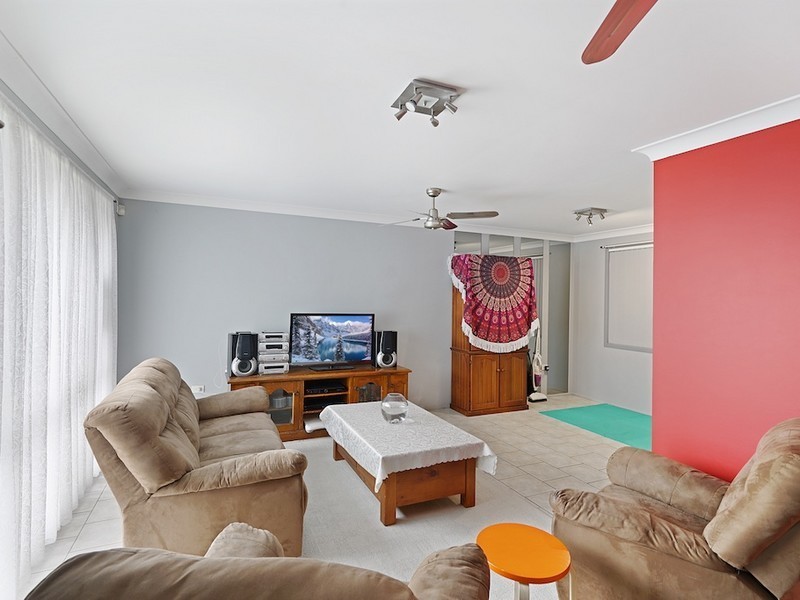 318 Copperfield Drive, Rosemeadow NSW 2560