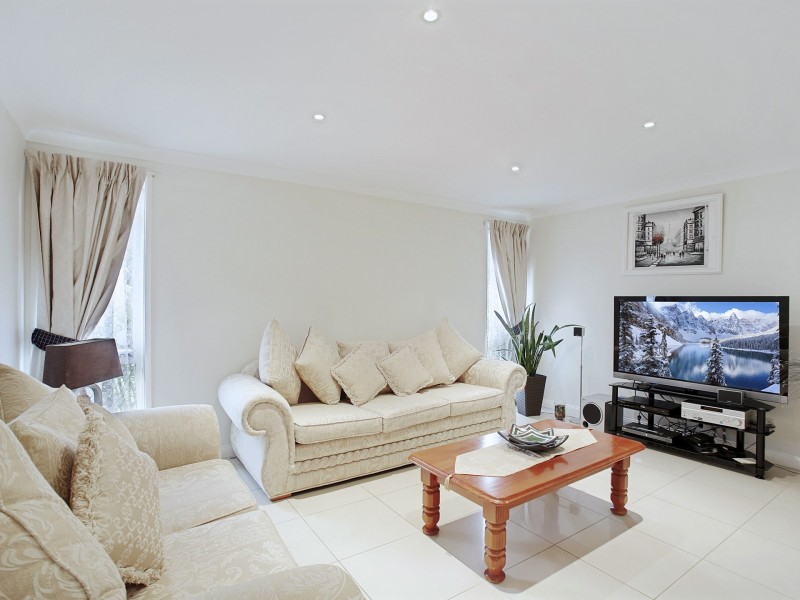 18 Mundara Place, St Helens Park NSW 2560