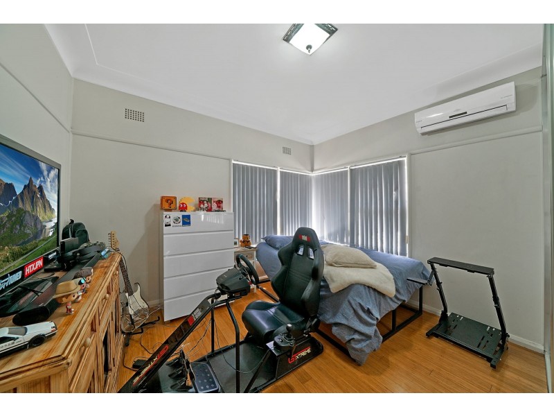 32 Hilltop Cres, Campbelltown NSW 2560
