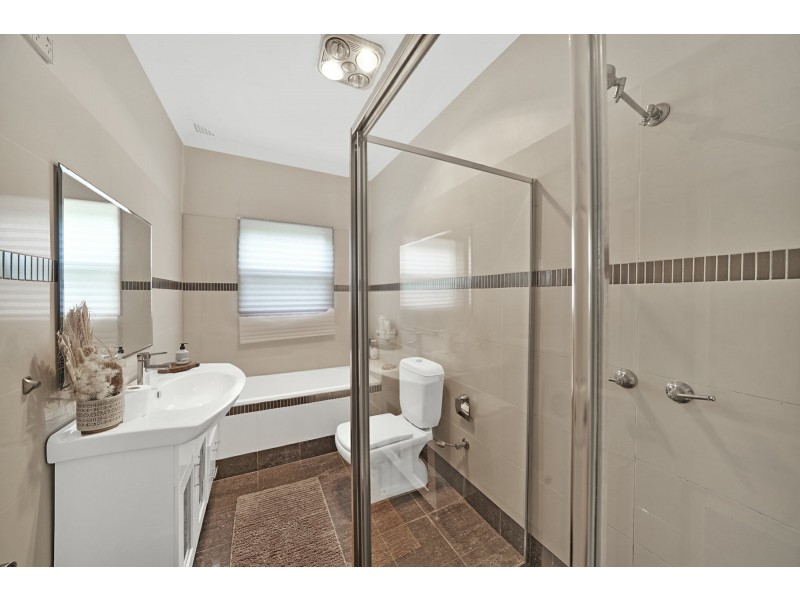 32 Hilltop Cres, Campbelltown NSW 2560