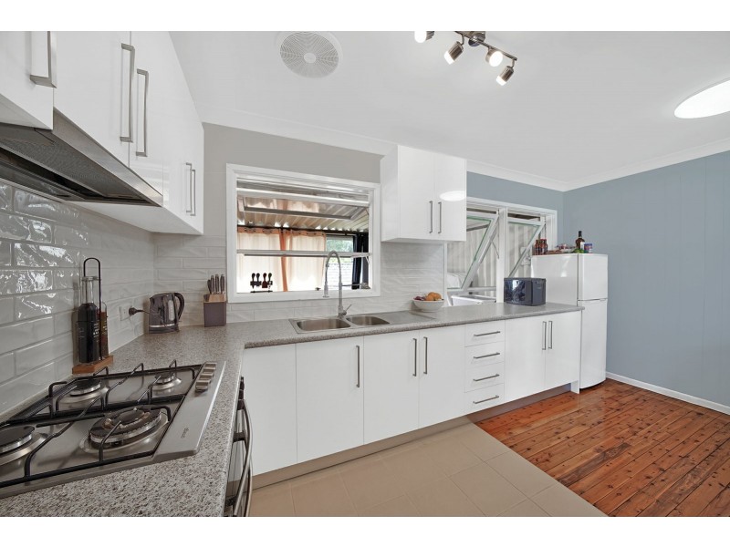 8 Albury Ave, Campbelltown NSW 2560