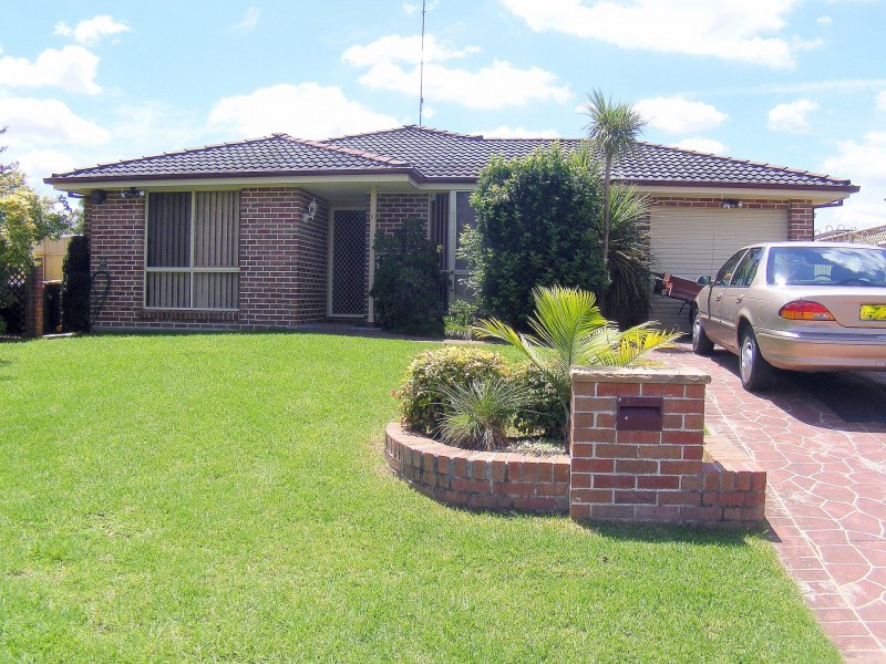 10 Barnard Pl, St Helens Park NSW 2560