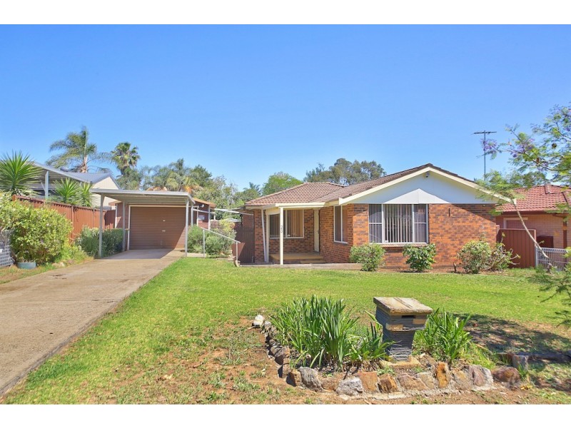 23 Larapinta Crescent, St Helens Park NSW 2560