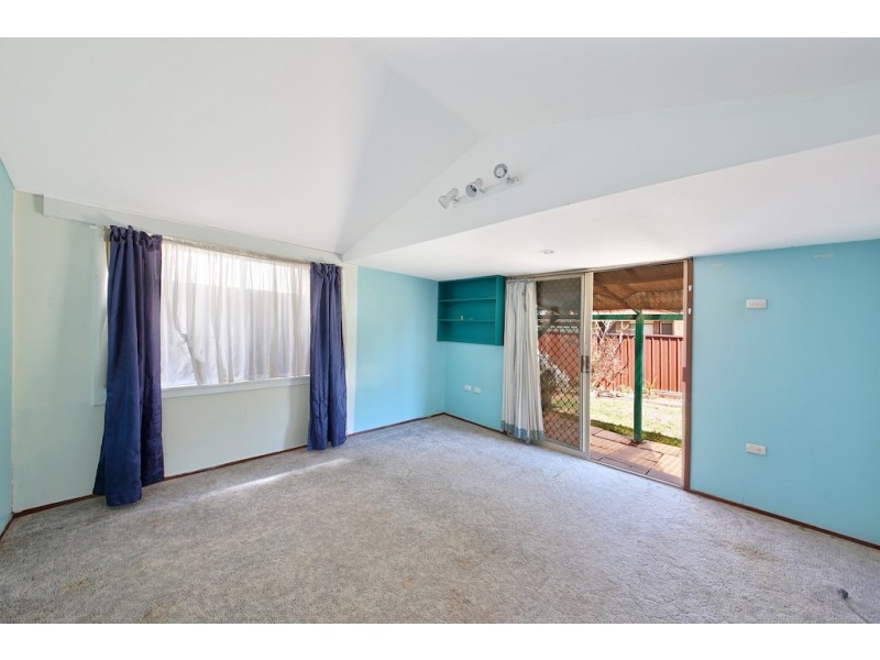 23 Larapinta Crescent, St Helens Park NSW 2560