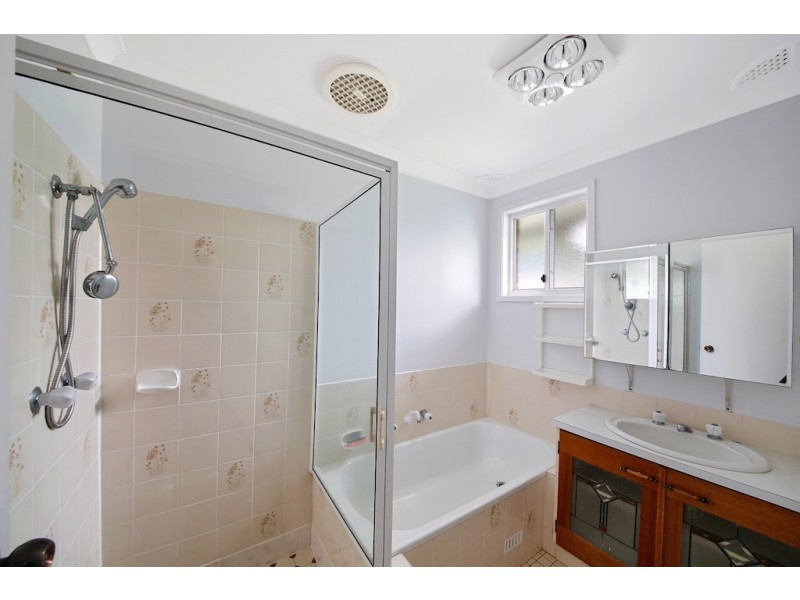23 Larapinta Crescent, St Helens Park NSW 2560