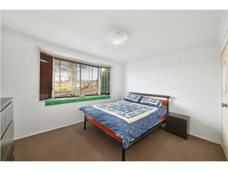 16 Elliot Place, St Helens Park NSW 2560