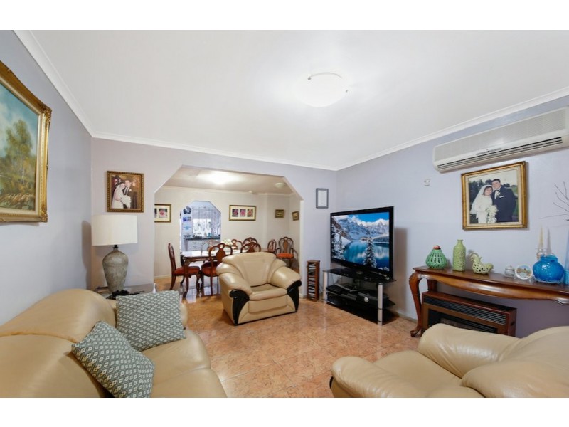 32 Hamlet Crescent, Rosemeadow NSW 2560